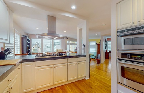 Alki Casa | Chic Alki Point Retreat w/ 2 Bay-View Balconies - Walk to Beach and Eateries