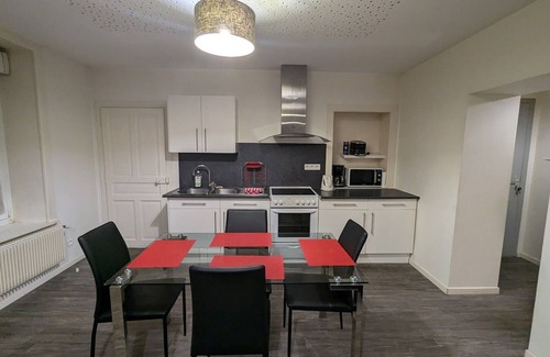 Epinal Apartamento | Apartamento renovado en Épinal, ¡cerca de atracciones y listo para 4 personas!