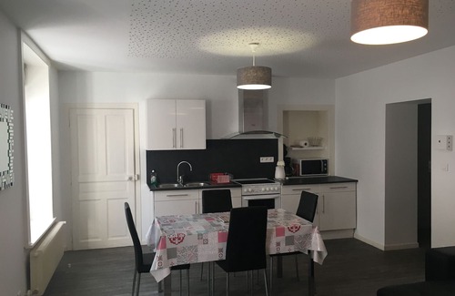 Epinal Apartamento | Apartamento renovado en Épinal, ¡cerca de atracciones y listo para 4 personas!