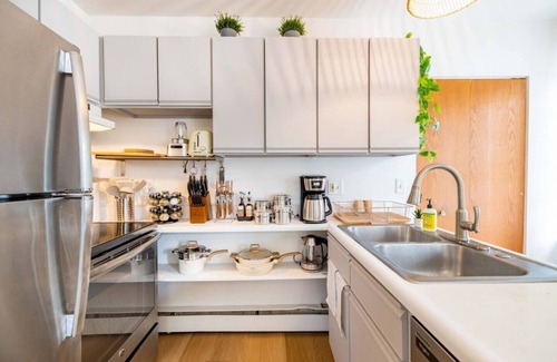 Water Hill Apartamento | Chic Apt Above Bakery, Minutes walk to Downtown!