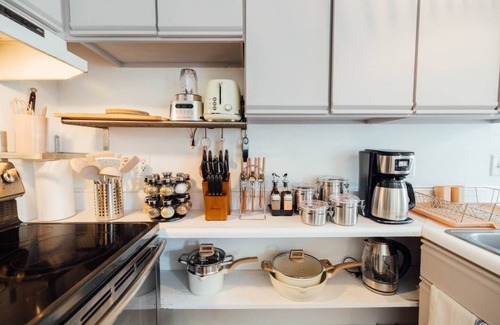 Water Hill Apartamento | Chic Apt Above Bakery, Minutes walk to Downtown!