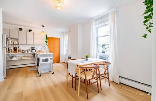 Water Hill Apartamento | Chic Apt Above Bakery, Minutes walk to Downtown!