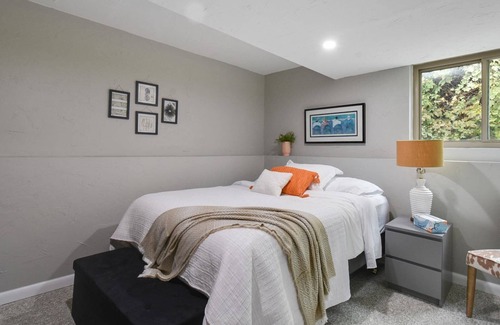 Holladay Apartamento | Chic Basement, Work Station, Central Location, Dedicated Outdoor Area w/ Furniture, Private Entry