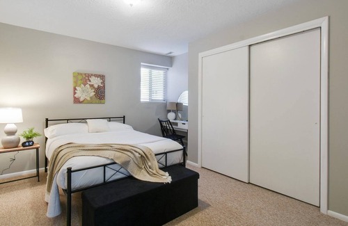 Holladay Apartamento | Chic Basement, Work Station, Central Location, Dedicated Outdoor Area w/ Furniture, Private Entry