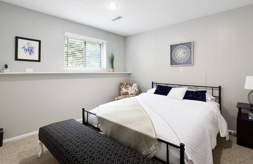Holladay Apartamento | Chic Basement, Work Station, Central Location, Dedicated Outdoor Area w/ Furniture, Private Entry