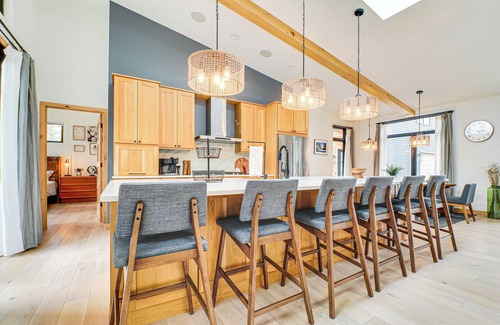 Bellaire Casa | Chic Bellaire Home w/ Outdoor Kitchen on Clam Lake
