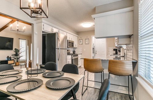 Norman Casa | Chic Chalet - Charming 3-bedroom house in Norman with AC, WiFi. Enjoy your stay