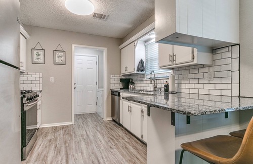 Norman Casa | Chic Chalet - Charming 3-bedroom house in Norman with AC, WiFi. Enjoy your stay
