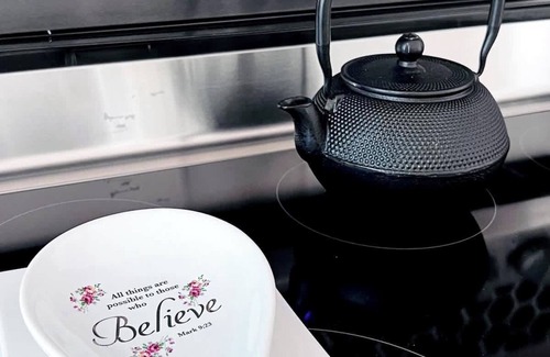 Riverside Casa | Chic City Guesthouse Getaway