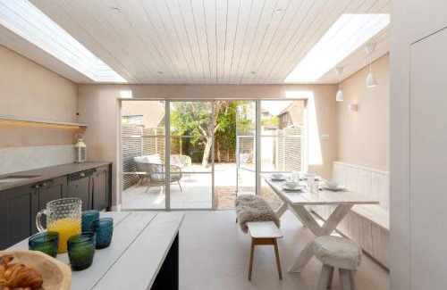 West Wittering Casa | Chic Coastal Retreat - 5-Min Stroll to Beach