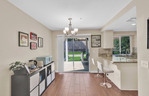 Fontana Casa | Chic & Comfy Home Near Airport Pet-Friendly