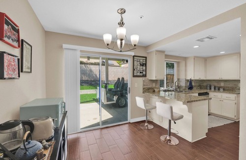 Fontana Casa | Chic & Comfy Home Near Airport Pet-Friendly