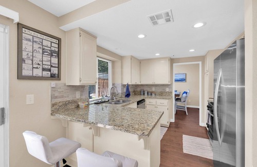 Fontana Casa | Chic & Comfy Home Near Airport Pet-Friendly