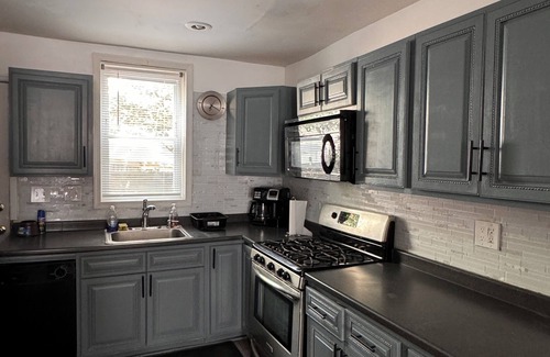 Southwest Center City Casa | Chic & Cozy 2-bedroom Oasis Retreat with WiFi & AC in the heart of Philadelphia