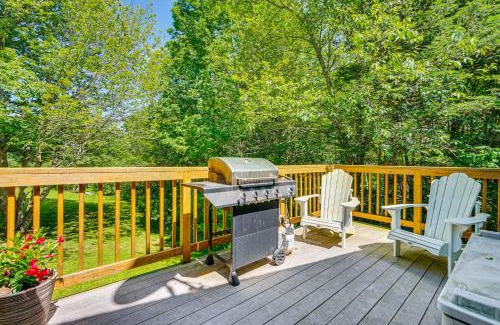 West Dover Casa | Chic Dover Home with Hot Tub 1 Mi to Golf!