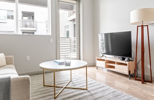 Little Tokyo Apartamento | Chic Downtown 2BR w/ Pool, W/D & Gym, near 7th St Metro, by Blueground