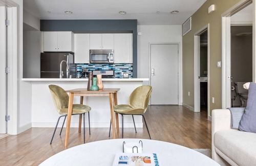 Little Tokyo Apartamento | Chic Downtown 2BR w/ Pool, W/D & Gym, near 7th St Metro, by Blueground