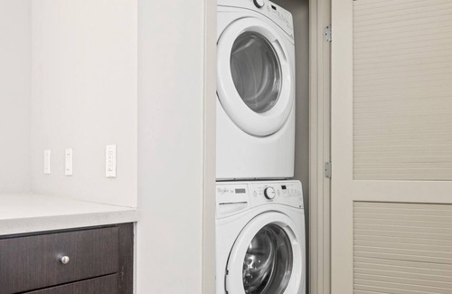 Little Tokyo Apartamento | Chic Downtown 2BR w/ Pool, W/D & Gym, near 7th St Metro, by Blueground