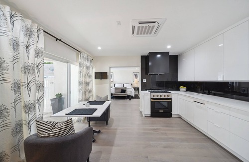 Floral Park Casa | Chic Executive - Historic Floral Park Guest House 1 Bedroom Bungalow by Redawning