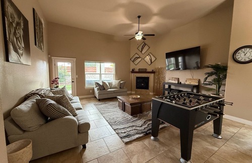 Northeast El Paso Casa | Chic Family Retreat- Amazing 3-bedroom house with AC in NE El Paso