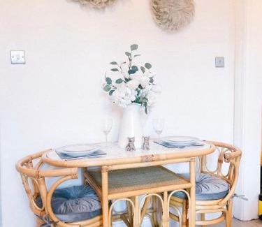 Longcroft Apartamento | Chic flat close to Edinburgh, Airport, & Zoo