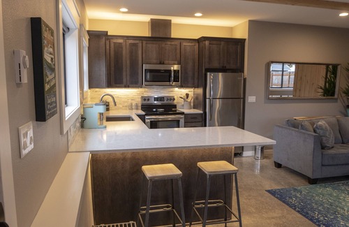 Genesee Apartamento | Elegante y nuevo piso a nivel del suelo en el icónico oeste de Seattle
