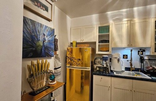 Belle Haven Condominio | Chic Floral: Luxe 2BR Escape