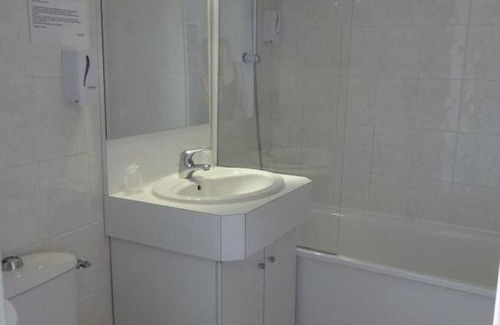 Digne-les-Bains Hotel | Chic Golfer's Retreat with Seasonal Outdoor Swimming Oasis - Parking