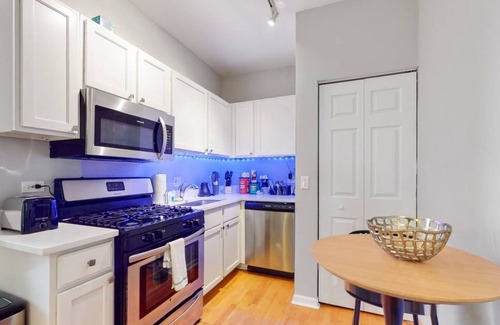 Tri-Taylor Condominio | Chic Green l Near Downtown & IL Medical District