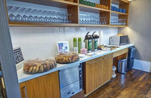 Midtown East Apartamento | Chic hotel studio suite with WiFi, AC, fitness room in vibrant New York sleeps 2