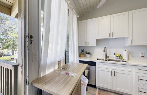 Kahuku Apartamento | Chic Island Hideaway | AC, 2 Pools | Walk to Beach, Dining, Golf, Attractions
