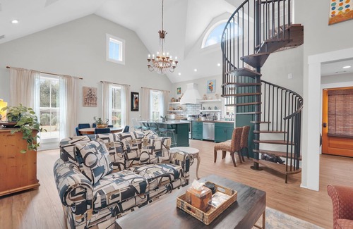 Isle of Hope Historic District Casa | Chic Isle of Hope Coastal Cottage Near Marsh by Lucky Savannah
