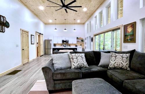Campton Cabina | Chic modern cabin in a magical forest. Hot Tub, Swinging Bed, WiFi, & EV Charger