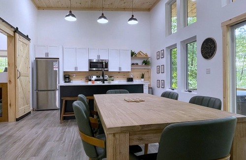 Campton Cabina | Chic modern cabin in a magical forest. Hot Tub, Swinging Bed, WiFi, & EV Charger