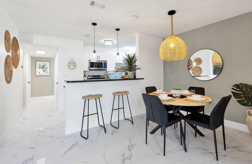 Town N County Park Casa | Chic & Modern Getaway -Close to Beach , Local Fun & Attractions