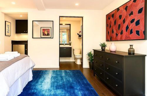 Hollywood Hills West Casa | Chic Private Hollywood Hills Guest Suite Oasis with Tree-Top Views, Outdoor Living Room, Only 2 Minutes from Hollywood Boulevard