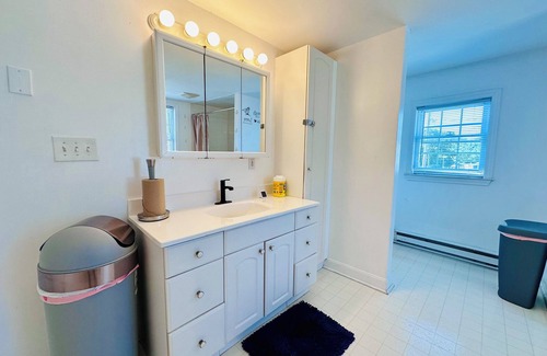 Medford Apartamento | Chic Queen size bedroom with AC, WiFi in Serene Medford next to Beautiful parks