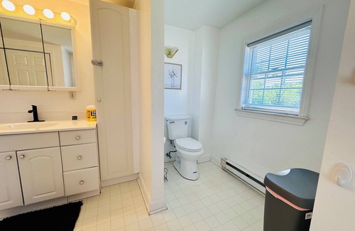 Medford Apartamento | Chic Queen size bedroom with AC, WiFi in Serene Medford next to Beautiful parks
