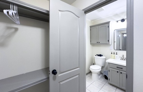 McAllen Apartamento | Chic, Quiet 2BR 2BA Near Shops & Restos!