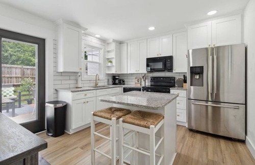Merry Oaks Casa | Chic Retreat Near Airport & Downtown Nashville by RedAwning