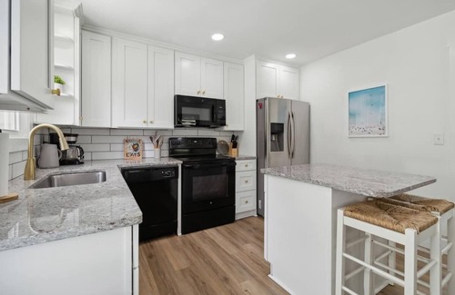 Merry Oaks Casa | Chic Retreat Near Airport & Downtown Nashville by RedAwning