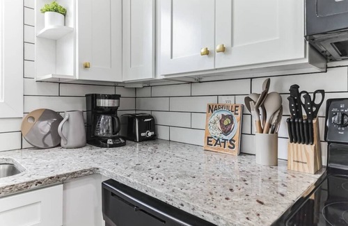 Merry Oaks Casa | Chic Retreat Near Airport & Downtown Nashville by RedAwning