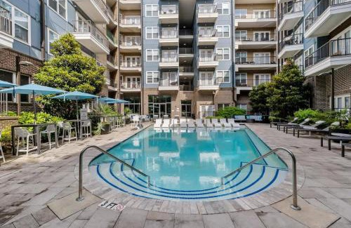 Cherry Apartamento | Chic Studio - 5 Min DT, Gym, Parking, W-D - Sleeps 6