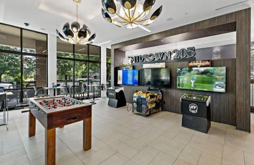 Cherry Apartamento | Chic Studio - 5 Min DT, Gym, Parking, W-D - Sleeps 6