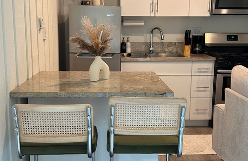 Glendale Apartamento | Chic studio apartment with AC, WiFi in welcoming Los Feliz.