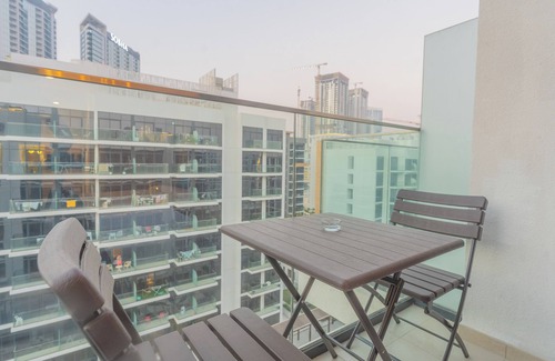 Nad Al Sheba Apartamento | Chic Studio Retreat in Meydan City