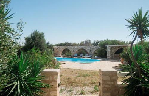 Santa Maria Apartamento | Chic Studio with Pool, 5-Min Walk to Beach