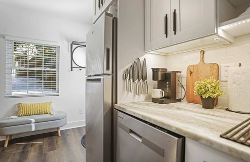 East Side Apartamento | Chic Suite | Tiny Luxury in Ideal Location