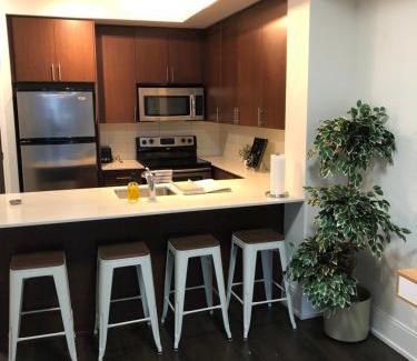 Wellington Place Apartamento | Chic Toronto Blue Jays Getaway