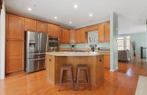 Ellicott City Casa | Chic Townhome - Garage, Chef's Kit - EZ 95 Access